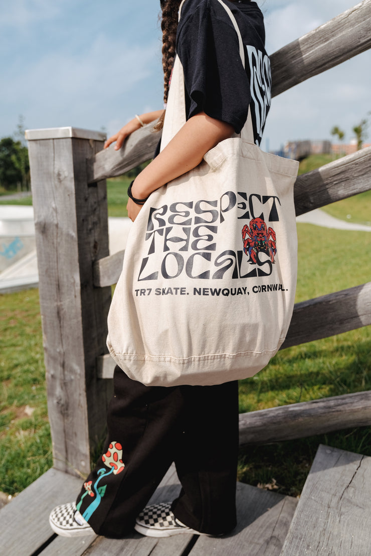 TR7 RTL Tote Bags